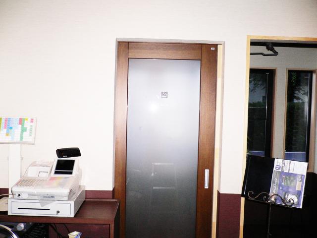 群馬館林　店舗改装　喫煙室ドア